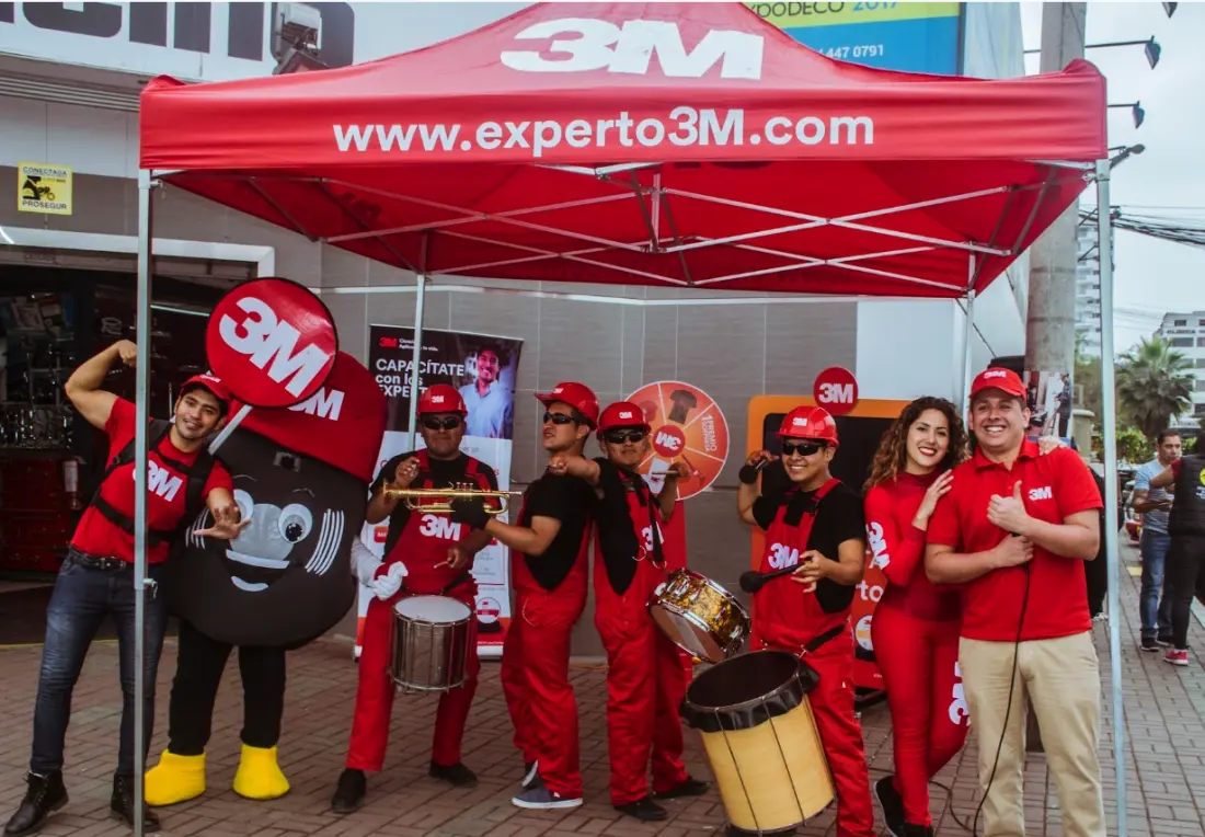 Activación de 3M con batucada y mascota de marca
