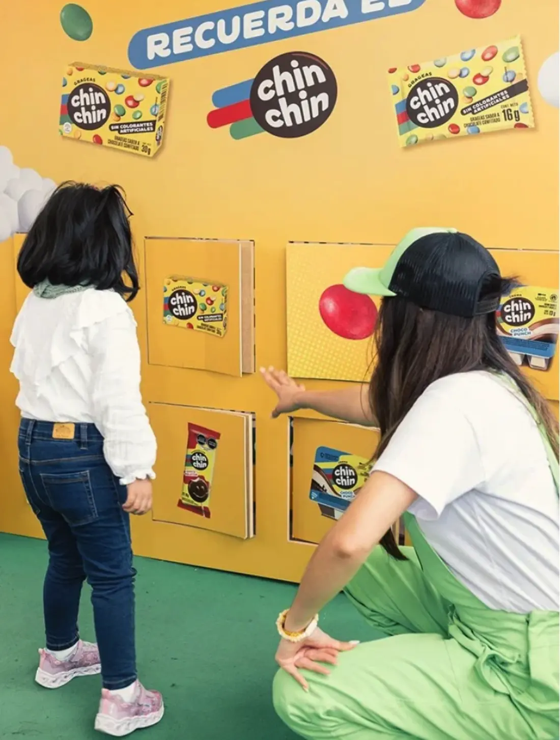 Niñas jugando en una experiencia de marca de Chin Chin