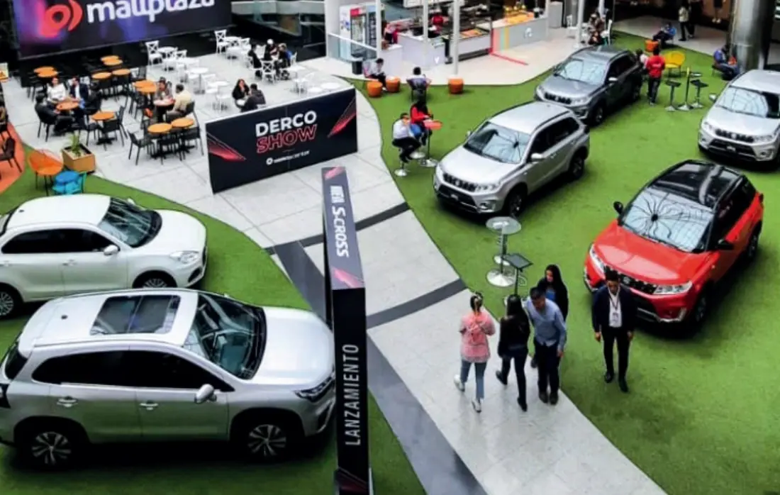 Lanzamiento de vehículos Derco al aire libre