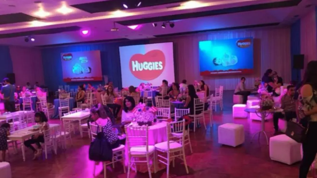 Evento de Huggies con ambientación e iluminación de marca