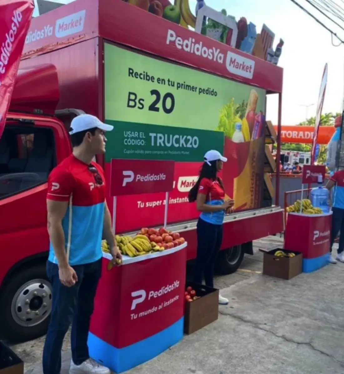 Food truck de PedidosYa con promotores